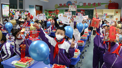 青海西寧：春雪迎開學(xué) 這堂開學(xué)&ldquo;第一課&rdquo;歡樂(lè)滿滿